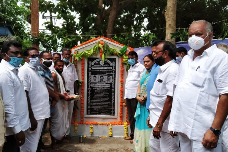 గ్రామ సచివాలయం, రైతు భరోసా కేంద్రం నిర్మాణానికి ఎమ్మెల్యే భూమి పూజ