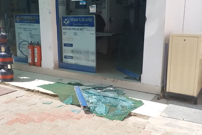 Miscreants vandalize petrol pump, पेट्रोल पंप पर बदमाशों ने की तोड़फोड़, पेट्रोल पंप पर तोड़फोड़, vandalize petrol pump