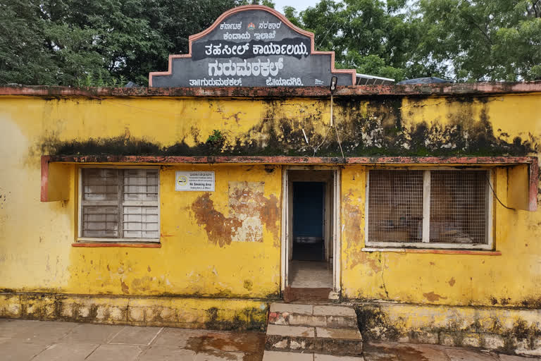 rainwater-leaked-in-gurmitkal-tahsildar-office