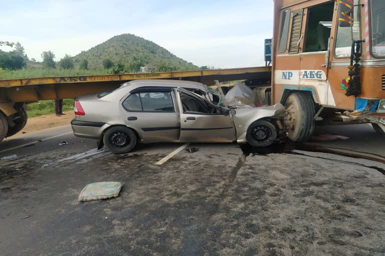 Lorry collides with car: four injured severely