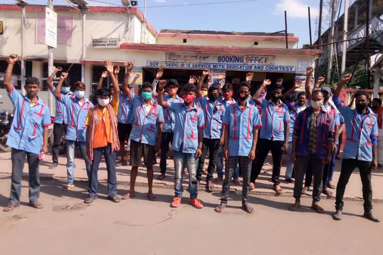 Protest by cleaning workers after the contract is over in Gomo Station