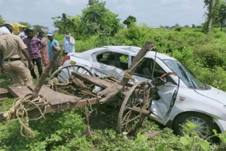 बैलबंडीला कार धडकली