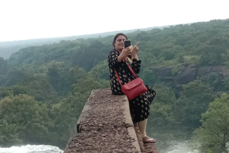 Selfie click turns fatal, woman drowns in waterfall  Vidisha woman drown  Vidisha news  Vidisha waterfall  Halali dam  വെള്ളച്ചാട്ടത്തിലേക്ക്‌ വീണ്‌ യുവതി മരിച്ചു