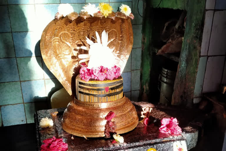 sun-rays-touched-siva-linga-at-uravakonda