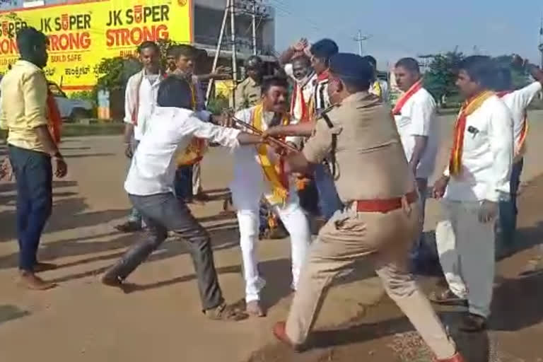 Karave Protesting on the road In Gadag