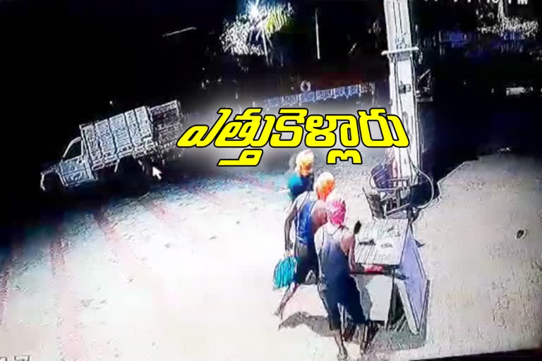 Four thieves came threatened and robbed at bodhan petrol pump nizamabad