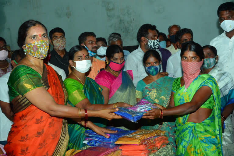 bathukamma-cheerala-pampini in chinasankarampeta medak district by mla padmadevender reddy