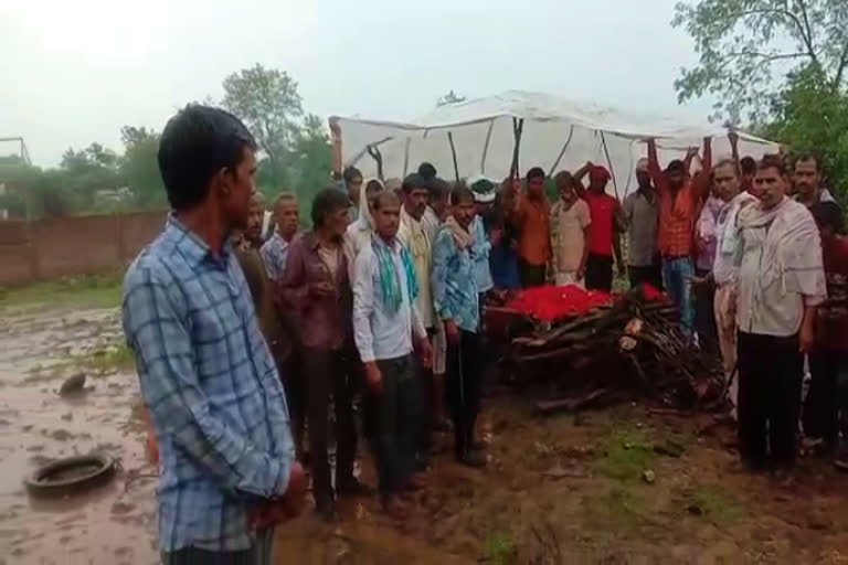 Cremation under tarpaulin