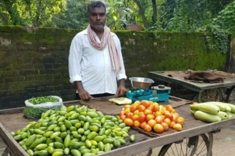 Balika Vadhu serial director turns vegetable vendor in UP's Azamgarh