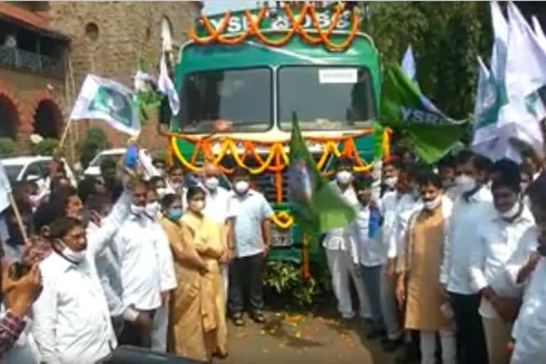 minister muttamshetti srinivas started ysr jalakala at vishaka