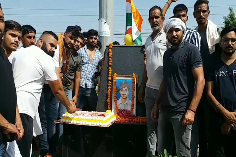 youth celebrate shaheed bhagat singh birthday by cutting cake in bhiwani