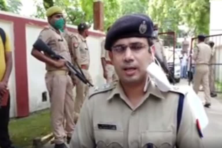 जानकारी देते पुलिस अधीक्षक राजकरन नैय्यर.