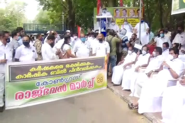 കാര്‍ഷിക ബില്ലിനെതിരെ കോണ്‍ഗ്രസ് പ്രതിഷേധം  കാര്‍ഷിക ബില്ലിനെതിരെ കോണ്‍ഗ്രസ്  കോണ്‍ഗ്രസ് രാജ്ഭവനിലേക്ക് മാര്‍ച്ച് നടത്തി  തിരുവനന്തപുരത്ത് കോൺഗ്രസ് രാജ്‌ഭവൻ മാർച്ച്  congress workers march to rajbhavan thiruvananthapuram  congress march to rajbhavan march  protest against farm bills  congress rajbhavan march