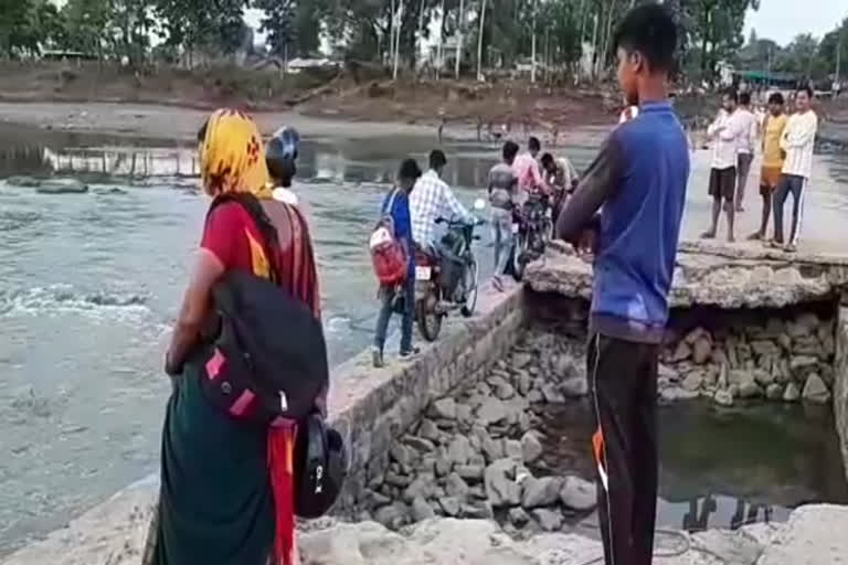 youth-crossing-the-bridge-risking-their-lives-in-seoni