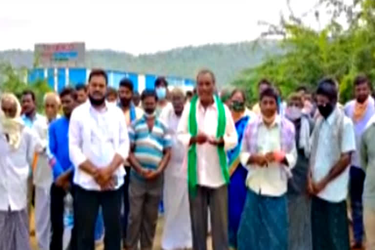 buggamadharam and viginepally  villagers dharna at pulichintala project