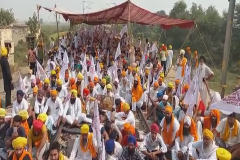 On the fifth day, farmers stopped trains against agricultural laws, remembering Shaheed Bhagat Singh