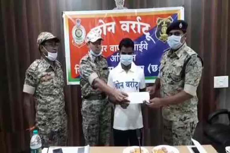rewarded-of-8-lakh-naxalite-kosa-markam-surrendered-in-dantewada
