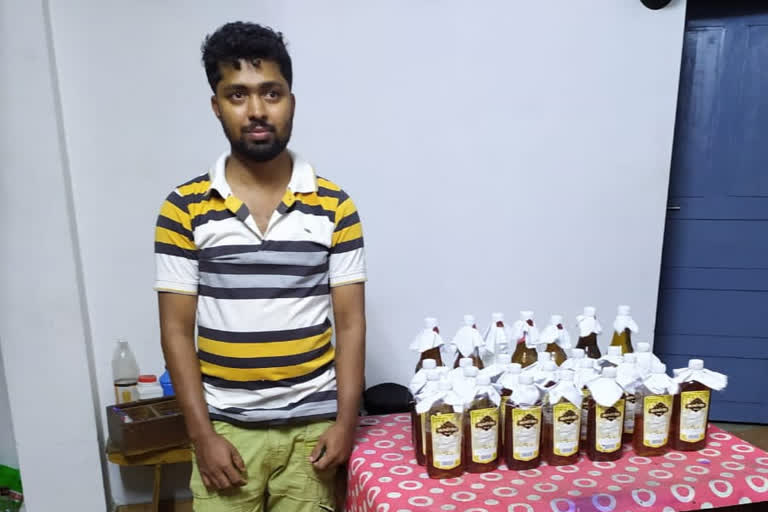 youth was arrested in Erattupetta with 10 liters of foreign liquor  ഈരാറ്റുപേട്ടയിൽ 10 ലിറ്റര്‍ വിദേശമദ്യവുമായി യുവാവ് പിടിയിലായി  കോട്ടയം  ഈരാറ്റുപേട്ട എക്‌സൈസ്  ഹണിബീ