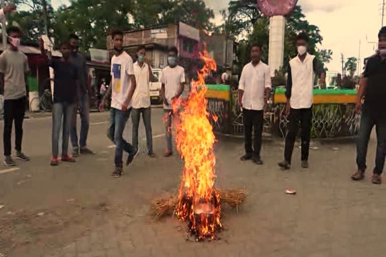 বিধায়ক বিমল বৰাৰ বিৰুদ্ধে টিংখাঙত আছুৰ প্ৰতিবাদ