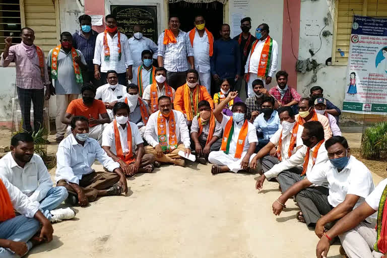 BJP Protest In Korutla Against LRS