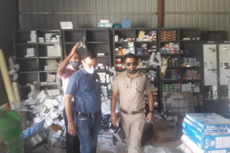 theft in showroom of roorkee