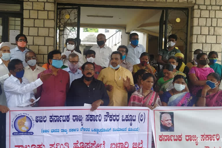 protest in hospet  demanding equal pay for equal work