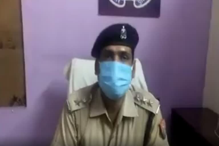 जानकारी देते पुलिस उपाधीक्षक पिलखुवा तेजवीर सिंह.