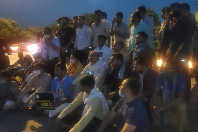Hundreds of Congress workers pulled out candles in pari chowk greater noida