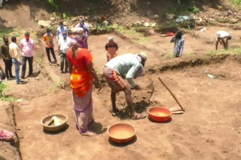 ಉದ್ಯೋಗ ಖಾತರಿ ಯೋಜನೆ ಮೂಲಕ ಕೆರೆಗಳ ಹೂಳೆತ್ತುವ ಕಾರ್ಯ