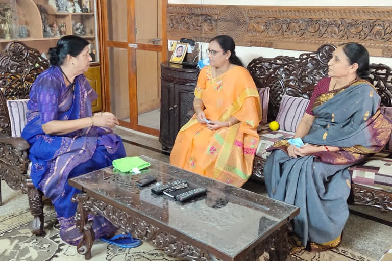 vasireddy padma visits nannapaneni rajakumari's house