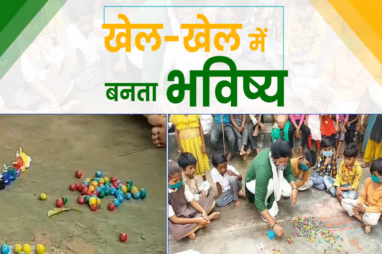 parveen-bano-teaching-the-children-of-village-with-play-games-in-tikamgarh