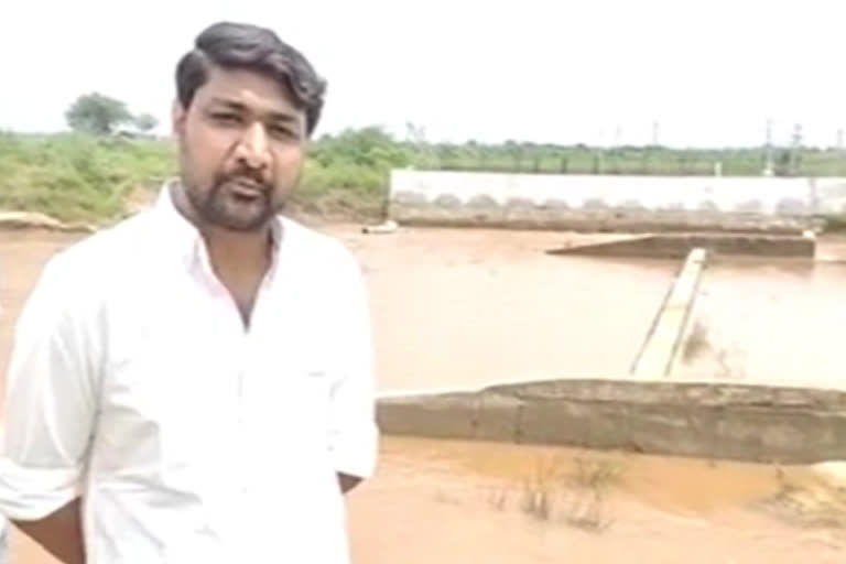 Tdp leader Bhuma Brahmanandareddy inspected the eroded Chamakaluva dam near Nandyala.