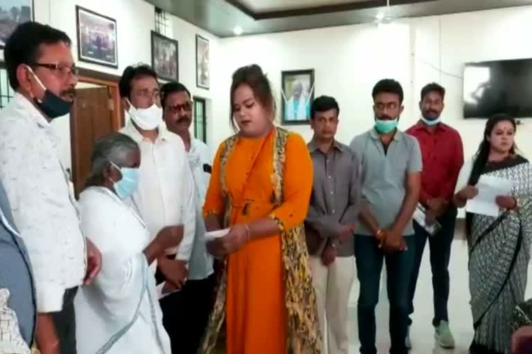 food-minister-amarjeet-bhagat-provided-financial-help-to-transgender-in-sarguja