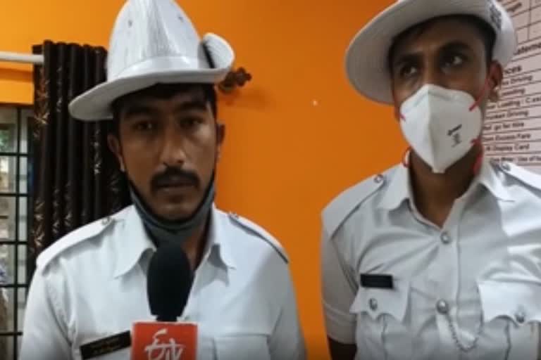 Two Police Constable Helps the Accidental Victim