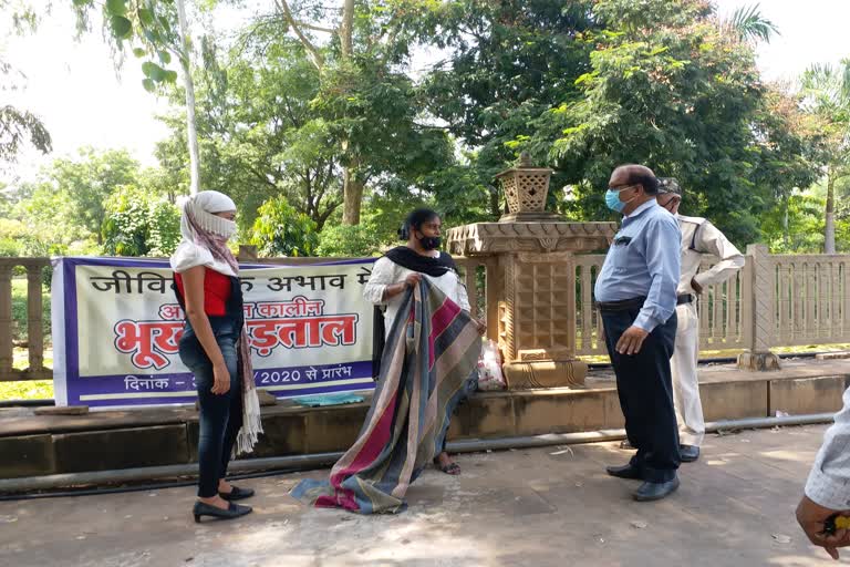 Helpless woman sitting on hunger strike with daughter in Katni