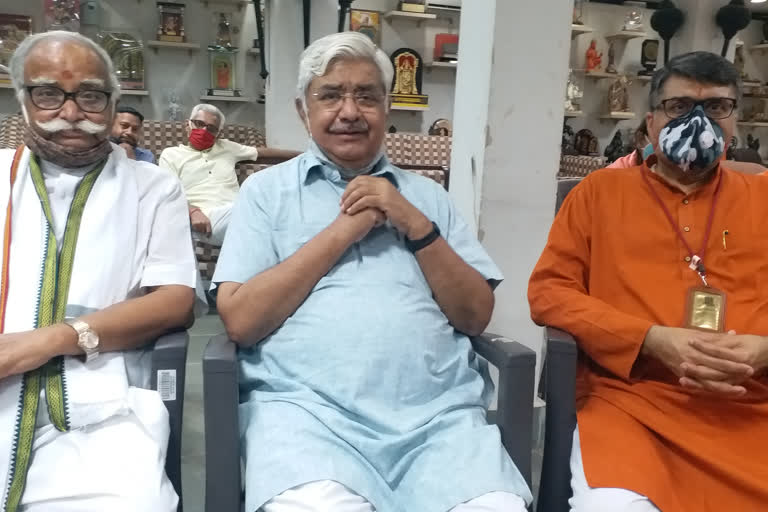 Alok Kumar (VHP) with others