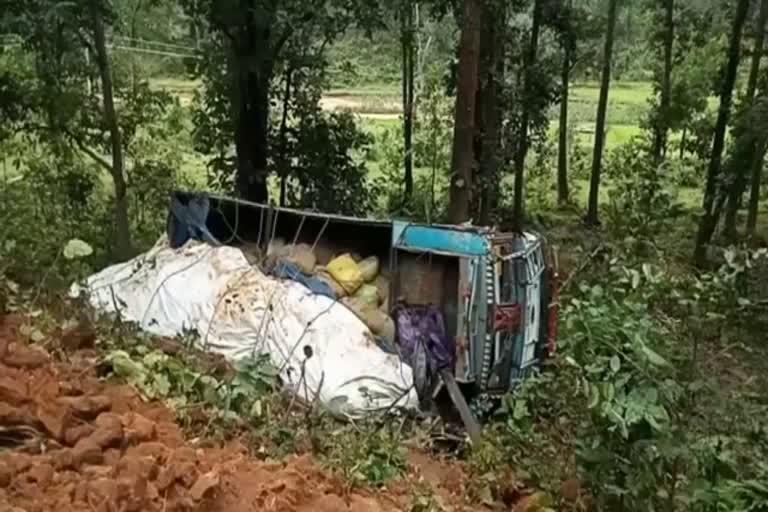 Truck overturns in koriya