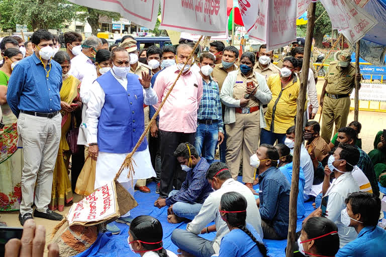 ಹೊರಗುತ್ತಿಗೆ ನೌಕರರು