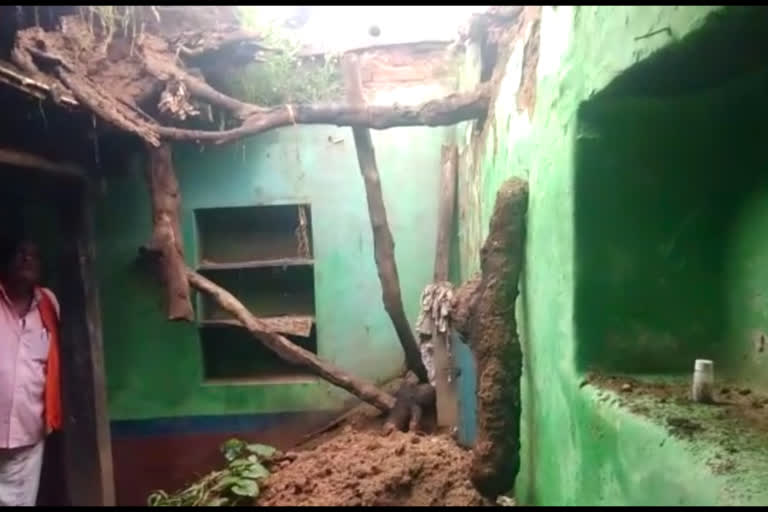 houses collapse due to heavy rain in bellary