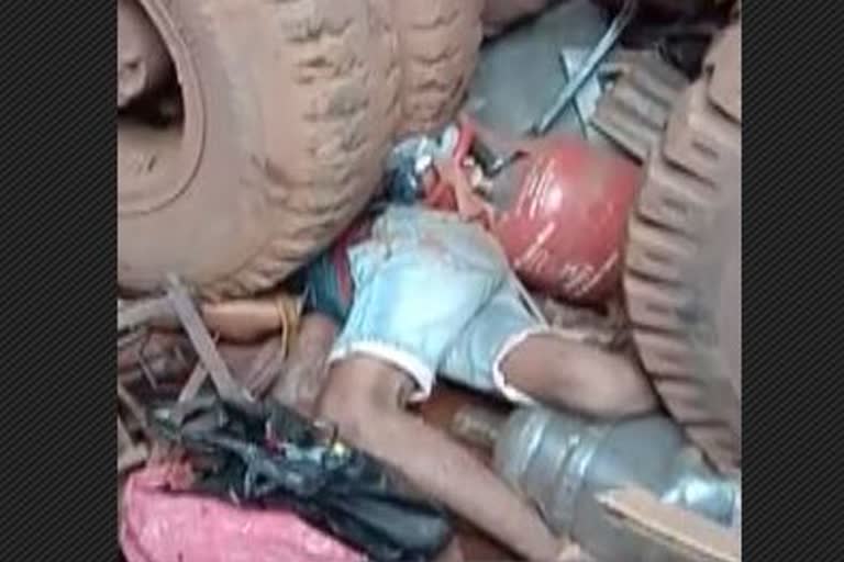 Driver lost control on lorry: a youth died in accident