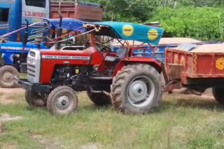 illegal sand loaded with 5 vehicles seized