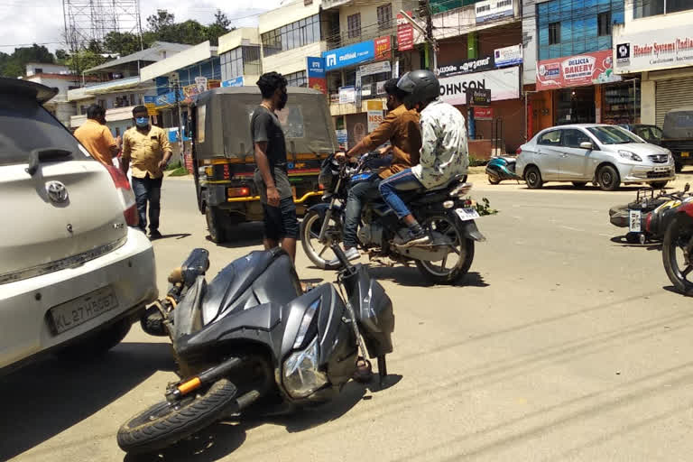 bike accident in idukki  ഇടുക്കിയിൽ ബൈക്കുകൾ കൂട്ടിയിടിച്ച് രണ്ടുപേർക്ക് പരിക്ക്  ഇടുക്കിയിൽ ബൈക്കുകൾ കൂട്ടിയിടിച്ചു  ഇടുക്കി അപകടം  idukki accident  nedumkandam accident