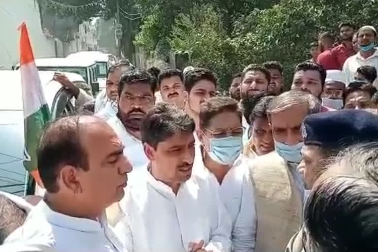 congress leaders and workers were stopped by police from going to hathras