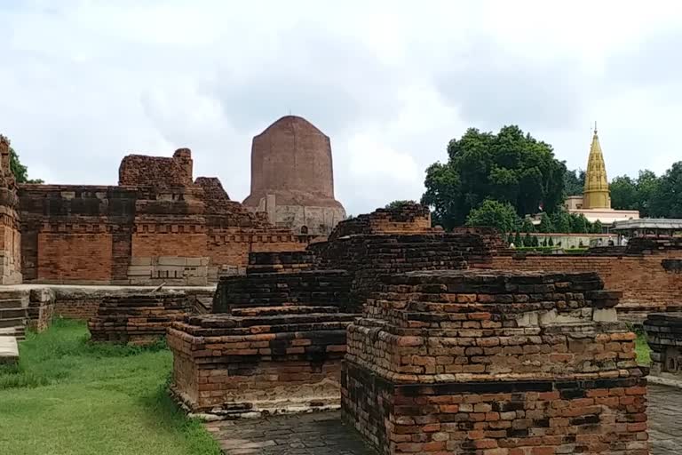 सारनाथ स्थित पुरातात्विक खंडहर परिसर.