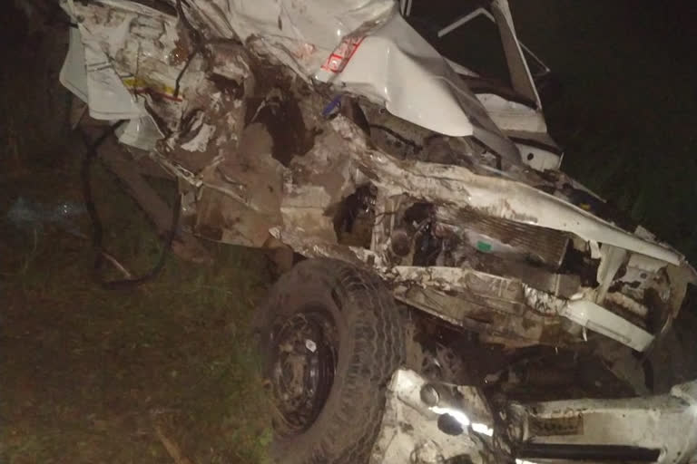 oad mishap in Chhattisgarh  raigarh road accident  4 killed in raigarh road accident  Raigarh road mishap  ട്രക്കും പിക്കപ്പ് വാനും കൂട്ടിയിടിച്ച് നാല് പേർ മരിച്ചു  റോഡ് അപകടം  റോഡ് അപകടത്തിൽ കൊല്ലപ്പെട്ടു  ഛത്തീസ്ഗഡ് റോഡ് അപകടം  റായ്ഗഡ് റോഡ് അപകടം