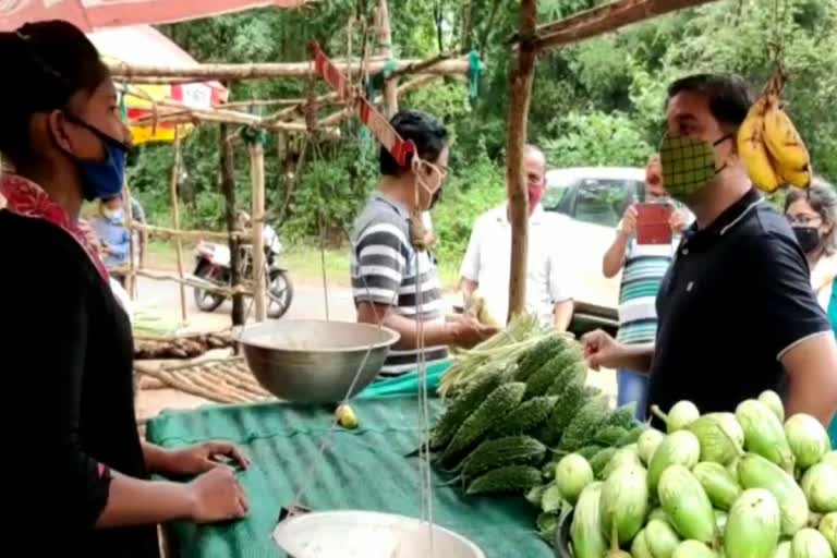 ganjam collector, berhampur latest news, ganjam collector buys vegetable from roadside, social media, bijay amruta kulange, ଗଞ୍ଜାମ ଜିଲ୍ଲାପାଳ, ବ୍ରହ୍ମପୁର ଲାଟେଷ୍ଟ ନ୍ୟୁଜ୍‌, ରାସ୍ତାକଡରୁ ଜିଲ୍ଲାପାଳଙ୍କ ପରିବା କିଣା, ସୋସିଆଲ ମିଡିଆ, ବିଜୟ ଅମୃତା କୁଲାଙ୍ଗେ
