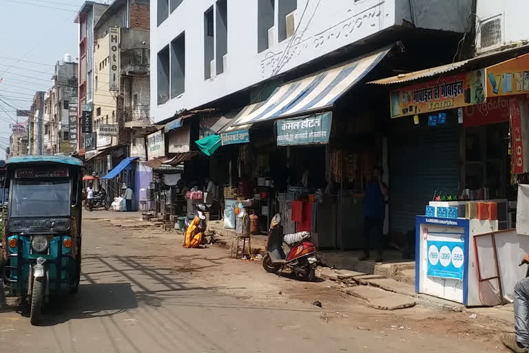 Shortage of customers in shops outside the railway premises