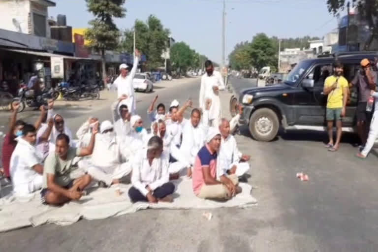 state highway jammed in radaur by farmers