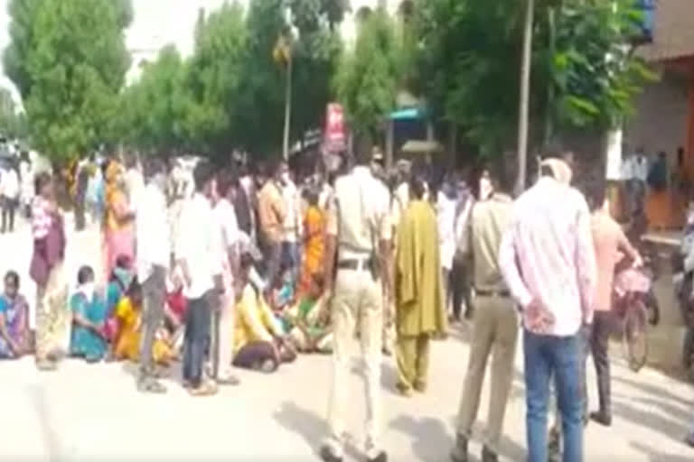 some-people-protest-in-front-of-siddipet-area-hospital