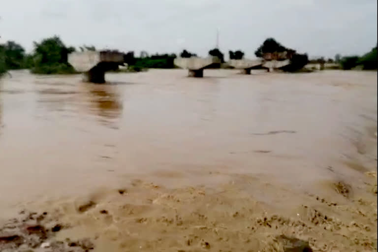 Again road destroyed, Again road destroyed in Bannaatti Village, Bannaatti road destroyed, Bannaatti road destroyed news, Bannaatti road destroyed latest news, ಮತ್ತೆ ಕೊಚ್ಚಿ ಹೋದ ರಸ್ತೆ, ಬನ್ನಟ್ಟಿಯಲ್ಲಿ ಮತ್ತೆ ಕೊಚ್ಚಿ ಹೋದ ರಸ್ತೆ, ಬನ್ನಟ್ಟಿಯಲ್ಲಿ ಮತ್ತೆ ಕೊಚ್ಚಿ ಹೋದ ರಸ್ತೆ ಸುದ್ದಿ,